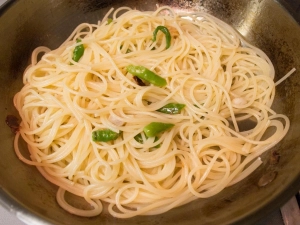 よく混ぜて胡椒を挽く