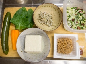 豆腐、納豆、小女子、シソ、キュウリとニンジンのぬか漬け