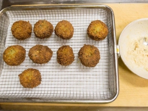ゴマペースト、レモン果汁、にんにくすりおろし、塩を混ぜてソースとする