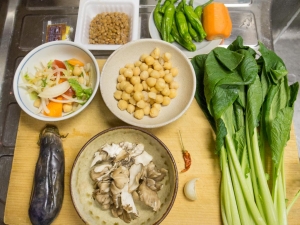 小松菜、ひよこ豆、舞茸、にんじん、ししとう、なすのぬか漬け、納豆