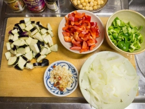 野菜を刻む