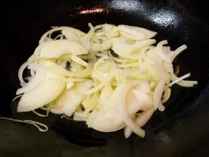 薄切りにしたタマネギから炒める