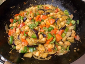 カレー粉、クミンパウダー、カレーペースト、塩で味付け