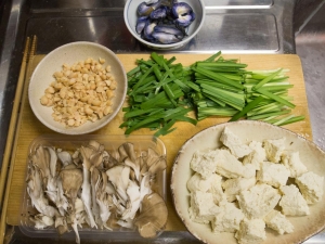 豆腐は電子レンジで加熱して水切りし、手でちぎっておく