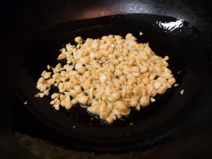 ごま油を熱して刻んだ大豆を炒める