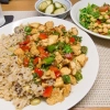 豆腐でガパオライス、ほうれん草と豆のサラダ