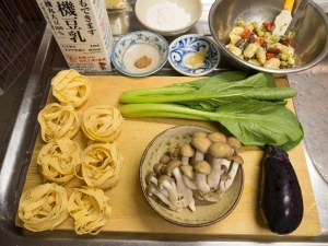 豆乳、小松菜、ぶなしめじ、フィットチーネ、味噌、にんにく、小麦粉