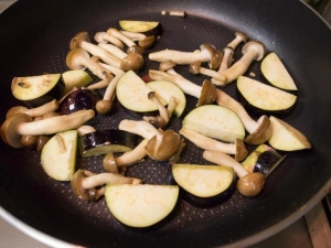 オリーブオイルににんにく、ぶなしめじ、茄子