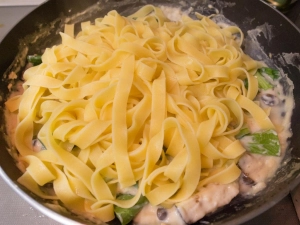 茹で上がったパスタを加える