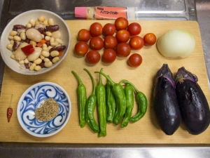 茄子、ししとう、ミニトマト、玉ねぎ、クミンシード、唐辛子、豆のサラダ