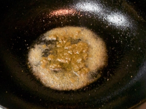 ココナッツオイルでグリーンカレーペストを炒める
