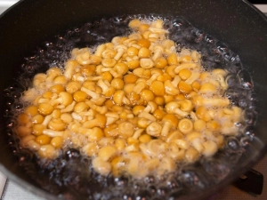 なめこを軽く茹でる