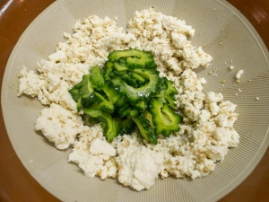 木綿豆腐と塩をして絞ったゴーヤをあわせる