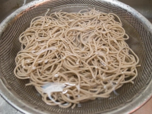 茹で上がった蕎麦は氷水でしめる