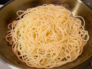 茹で上がったパスタをあわせる