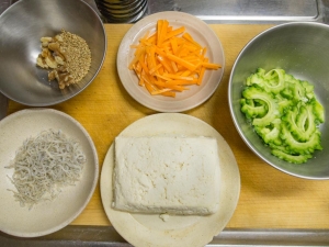 豆腐はレンジで加熱して水切り、ゴーヤとにんじんは塩もみ