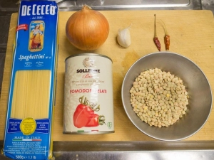 レンズ豆、たまねぎ、トマト缶、にんにく、唐辛子、パスタ