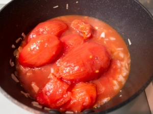 トマト缶と水を加える