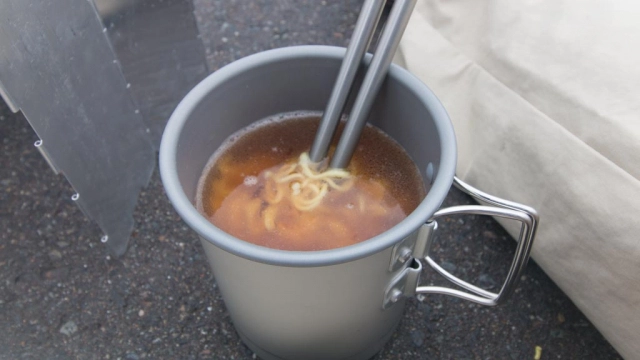 野外で作るインスタントラーメンは格別