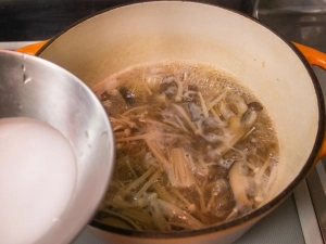 きのこ汁に水溶き片栗粉でとろみをつける