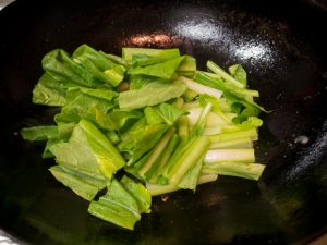 小松菜を炒める