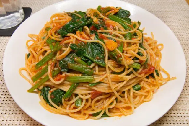 ほうれん草のトマトソースパスタ