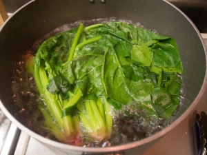 ほうれん草は軽く茹でておく