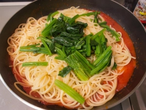 茹で上がったパスタとほうれん草を加える