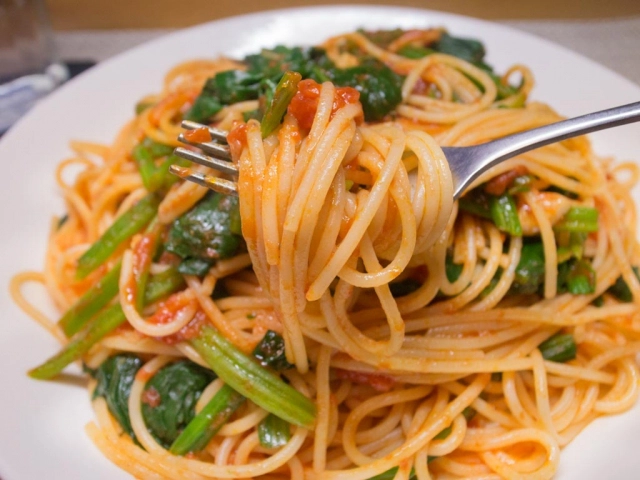 ほうれん草のトマトソースパスタ１