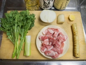 豚肉、ごぼう、春菊、タマネギ、生姜、長ネギ、醤油、日本酒、みりん