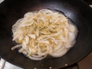 水、顆粒ダシ、タマネギ、ごぼうを煮る