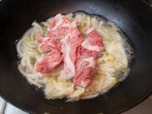 豚肉を加える