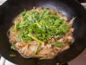 合わせた調味料、春菊を入れる
