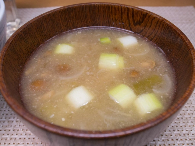 なめこと長ネギの味噌汁