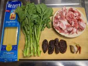 豚肉、ドライトマト、春菊、ニンニク、唐辛子、パスタ