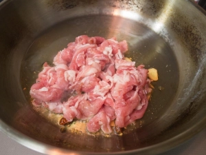 豚肉を加える