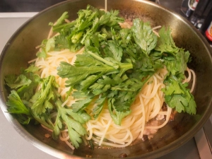 茹で上がったパスタと春菊を加える