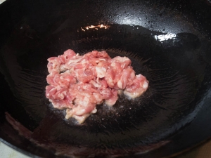 豚こま肉を油で炒める