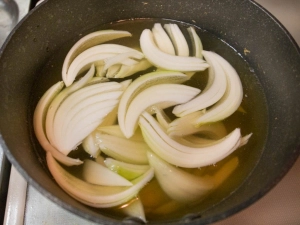 かつおぶしで取った出汁でたまねぎを煮る