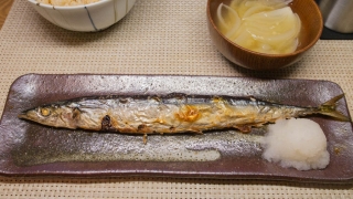 秋刀魚の塩焼きとたまねぎの味噌汁