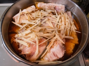 圧力鍋に大根、ぶり、生姜、日本酒、醤油、みりんを入れて加圧１５分