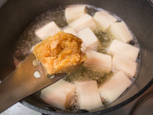 高野豆腐を入れて煮たら味噌を溶く