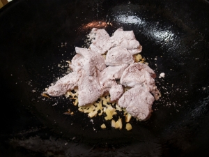 片栗粉をまぶした鶏レバーを入れる