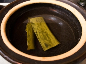 土鍋に水を入れて出汁昆布