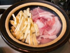 豚バラ肉と油揚げを煮る