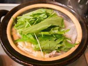 水菜を入れたらふたをして火を止める
