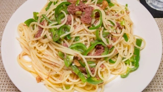コンビーフとピーマンのパスタ