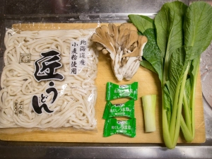 うどん、鍋キューブ、舞茸、小松菜、長ねぎ