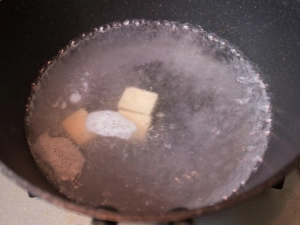 お湯を沸かし鍋キューブを入れる