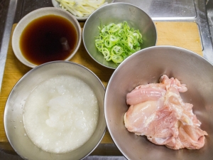 鶏もも肉は少量の日本酒にひたしておく